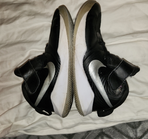 Nike Team Hustle Black/Silver Boy's Sneakers - Picture 2 of 5